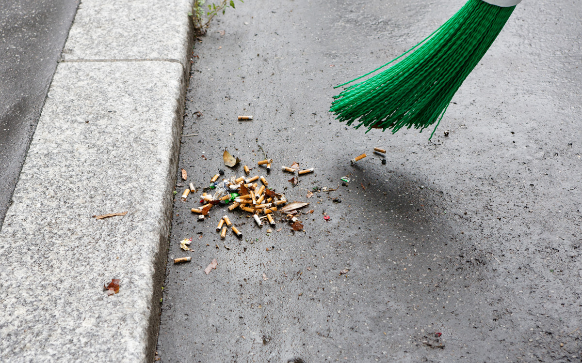 Nettoyage de mégots dans une rue