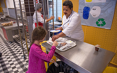 Paris s’engage dans la lutte contre le gaspillage alimentaire dans les écoles