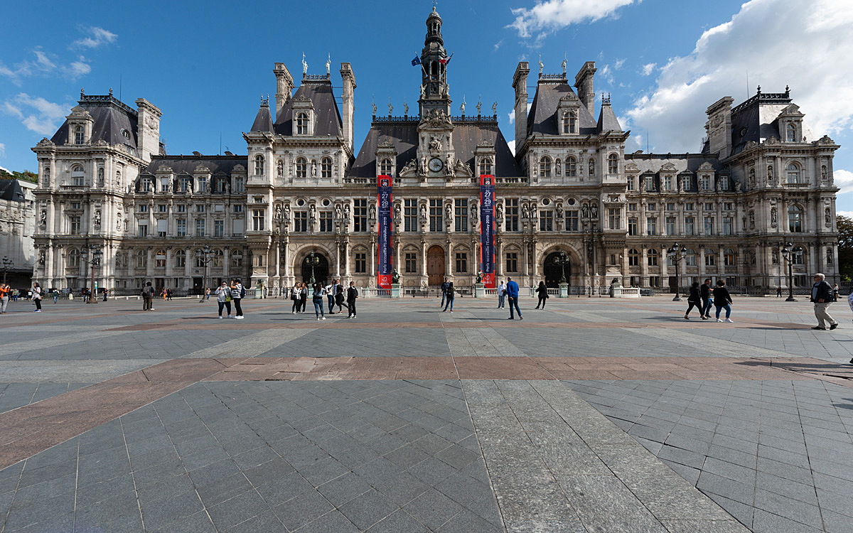 Le parvis devant l'hôtel de Ville de Paris