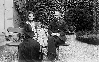 Pierre et Marie Curie, physiciens français avec leur fille Irène. France, vers 1900. © Collection Harlingue/Roger-Viollet
