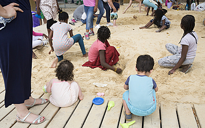 Enfants au Bassin de la Villette dans un bac à sable