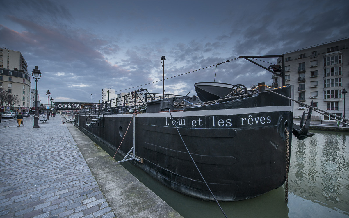 : La péniche l'eau et les rêves est une péniche librairie, spécialisée dans les ouvrages dédiés à la mer, l'eau, l'univers des marins et, plus généralement, les voyages.