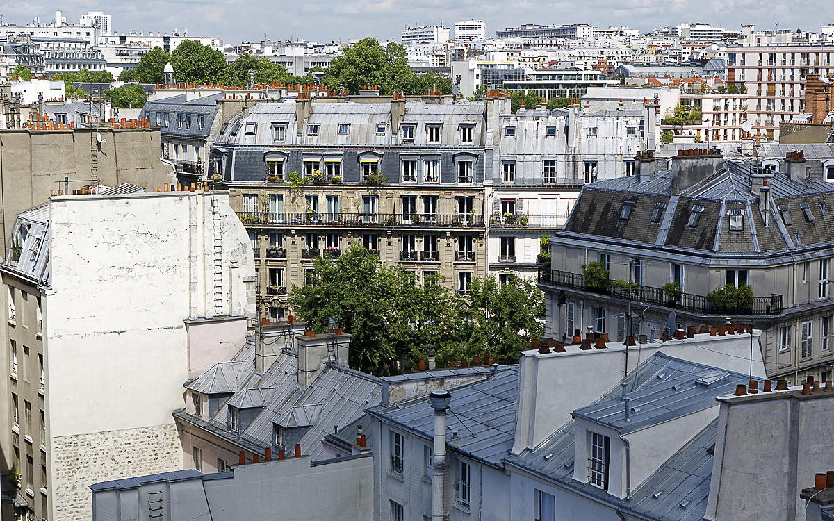 Vue semi-aérienne sur des immeubles et des toits