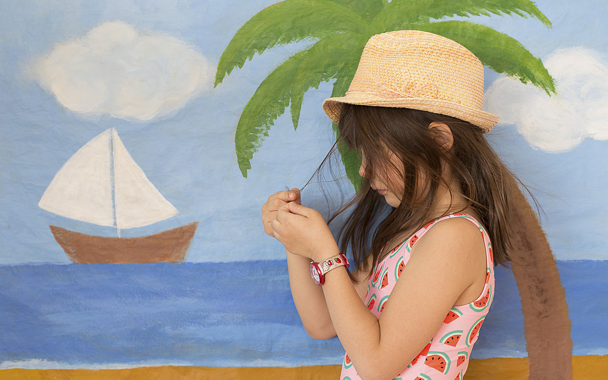 Enfant devant un visuel de vacances