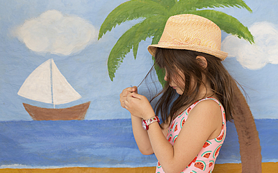 Enfant devant un visuel de vacances