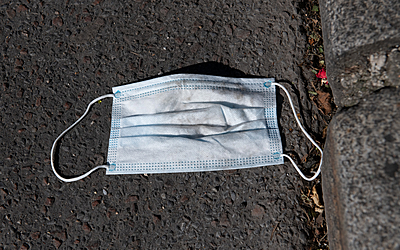 Masque de protection usagé jeté dans la rue