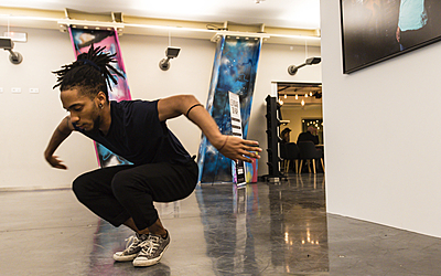 Un danseur au centre de hip hop La Place