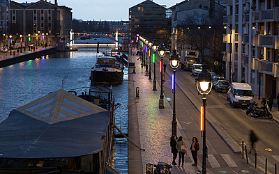 L'éclairage du canal de l'Ourcq et du pont levant de Crimée, à la tombée de la nuit,  à Paris 19e arr.