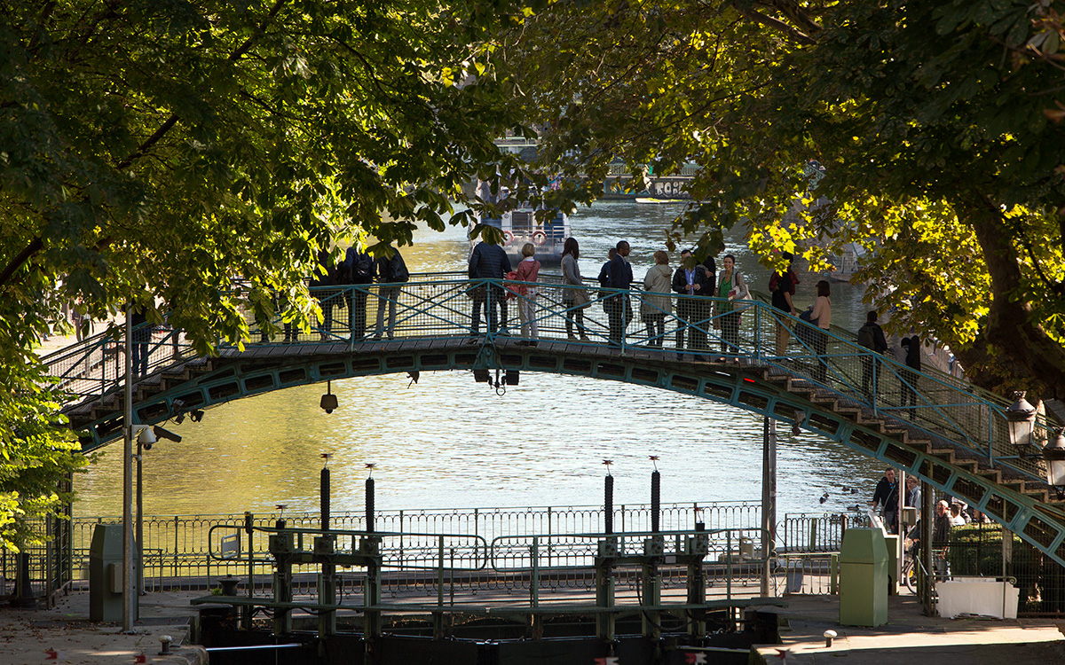 Canal Saint-Martin : la passerelle et le pont tournant Grange aux Belles à Paris 10e
