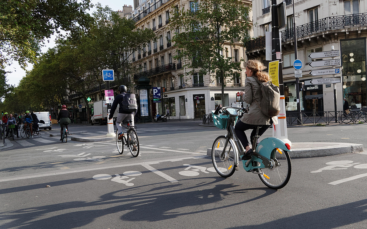 Parisiens sur des vélos électriques.