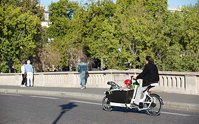 Un vélo cargo dans une rue de Paris.