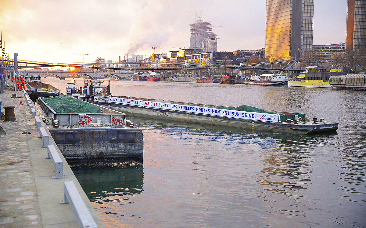 Transport de feuilles mortes sur une péniche sur la Seine