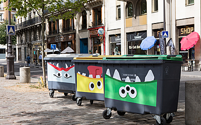 Poubelles verte, jaune et blanche.