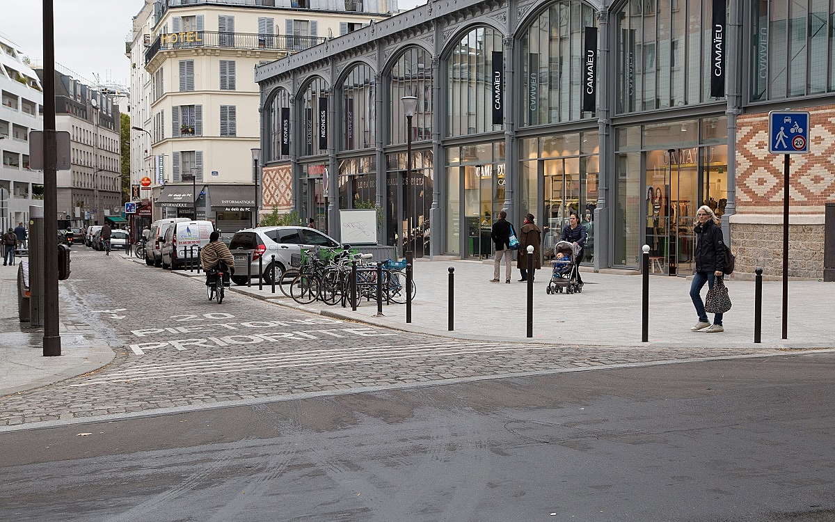Zone de rencontre rue de Meaux, avec vue sur la Halle Secrétan