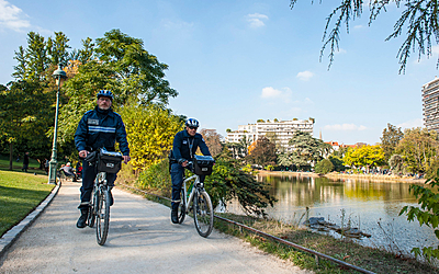 Inspecteurs à vélo qui patrouillent dans le parc.
