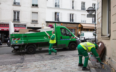 Ramassage des encombrants dans une rue.