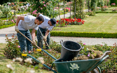 Jardiniers dans le parc de Bagatelle.