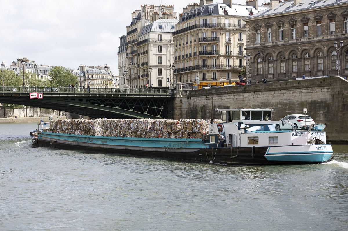 Cartons sur une péniche.