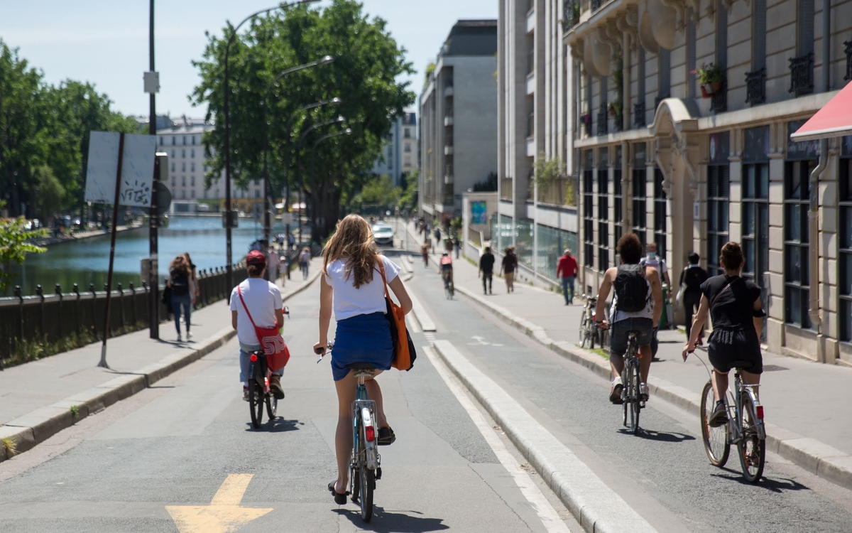 Cyclistes au bord du canal Saint Martin.
