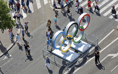 Anneaux olympiques depuis le toit de l'hôtel de Ville