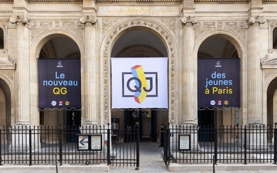 Façade de l'ancienne mairie du 1er arrondissement avec l'affichage QJ