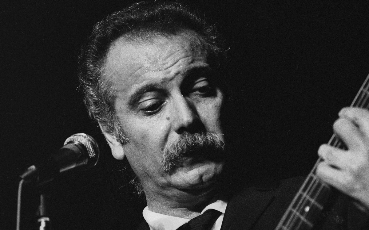 Georges Brassens (1921-1981), auteur-compositeur et chanteur français. Paris, Bobino, octobre 1969.