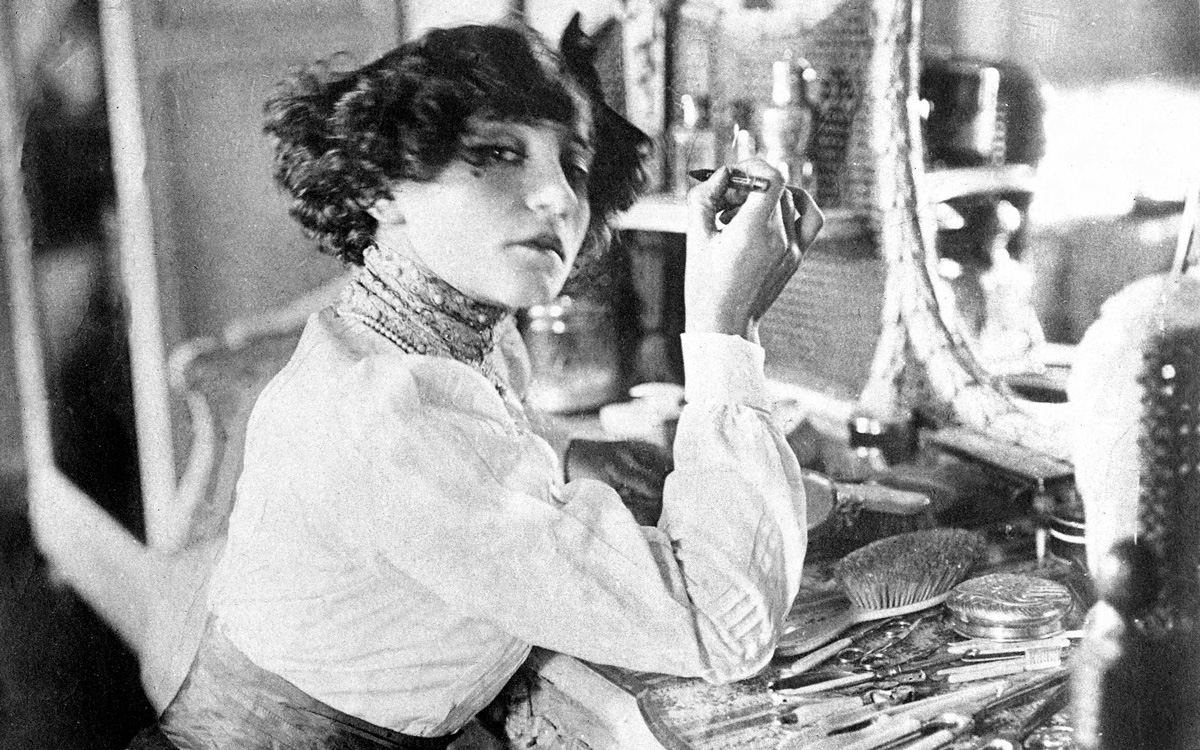 Colette (1873-1954), écrivain français, dans sa loge au music-hall, vers 1906.
