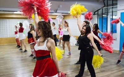 Elise Pompom Girl