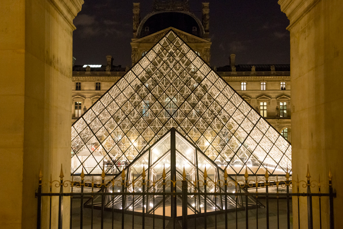 La Pyramide du Louvre la nuit