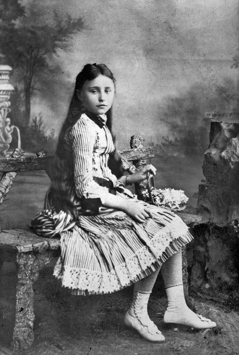 Colette (1873-1954), écrivain français, à 13 ans.