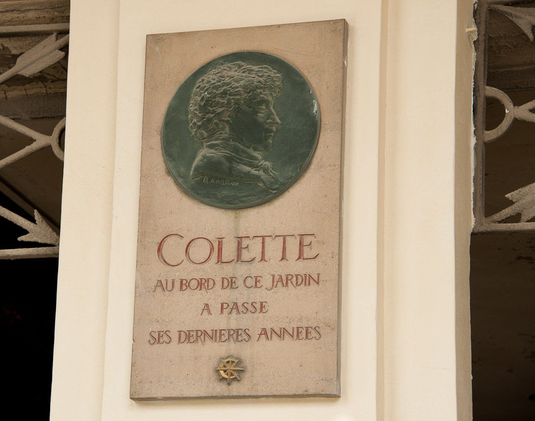 Une plaque commémorative en hommage à Colette