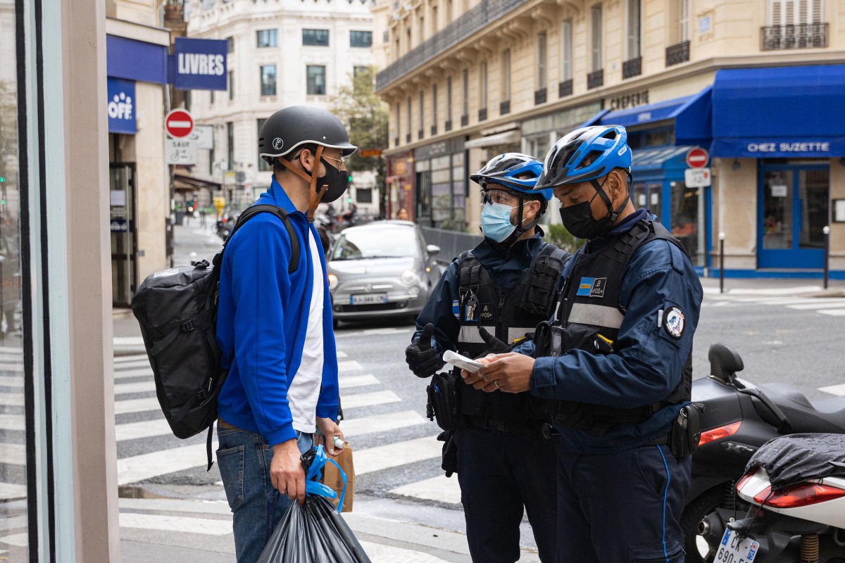 Des agents de la police municipale et un Parisien
