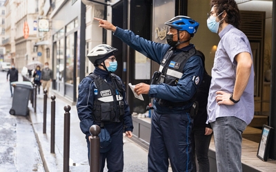 Deux agents de la police municipale ontrôlent des terrasses après le déconfinement