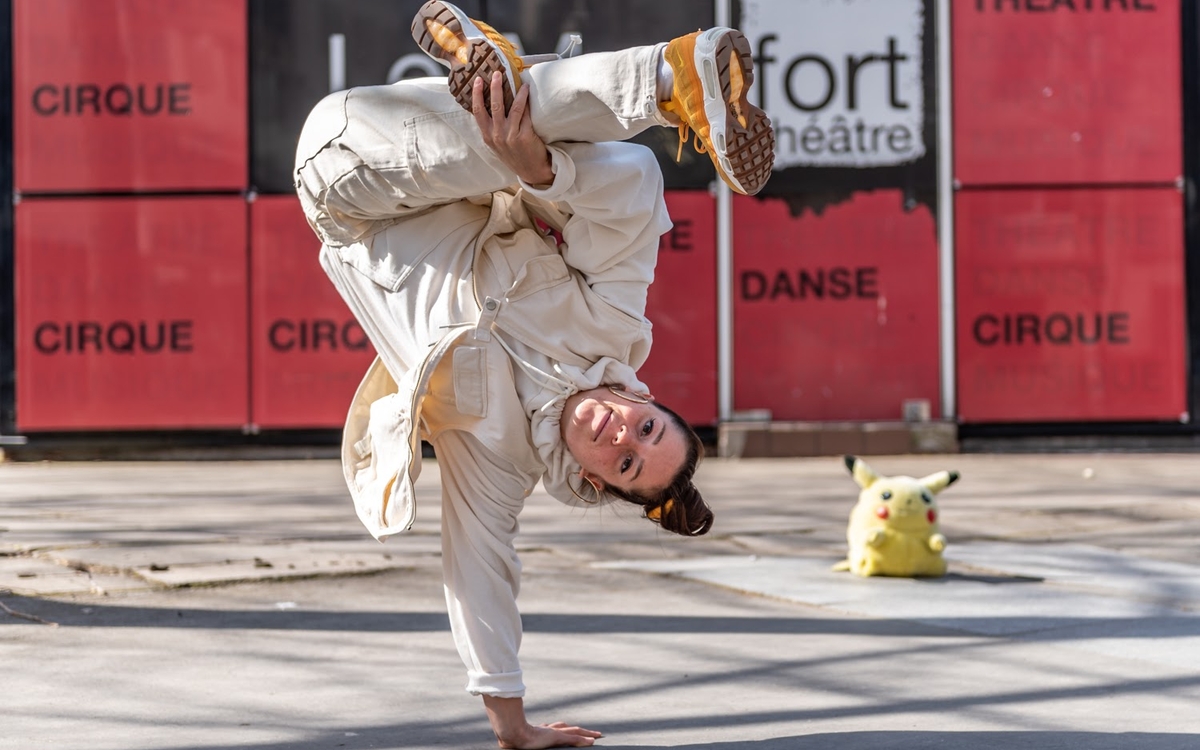 Portrait de la breakdanseuse qui fait une figure