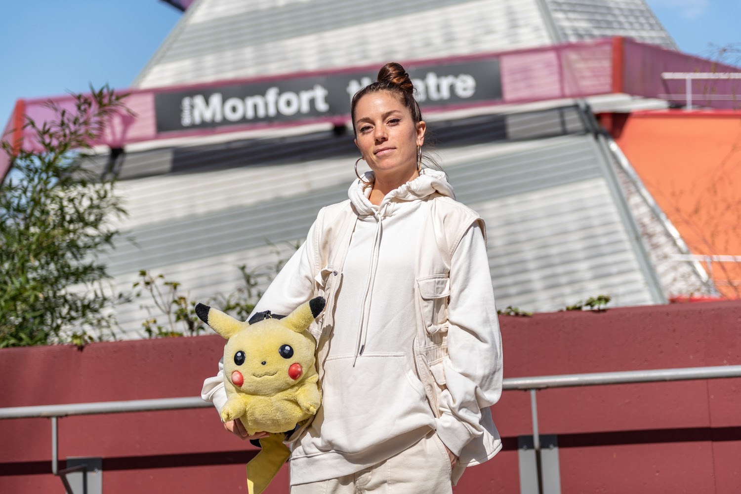 Camille posant devant le théâtre le Monfort