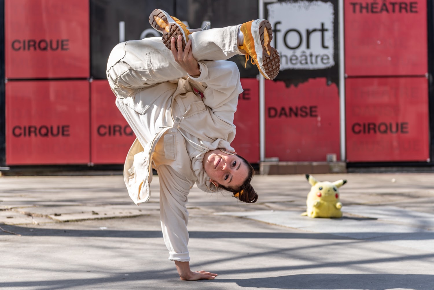 Portrait de la breakdanseuse qui fait une figure