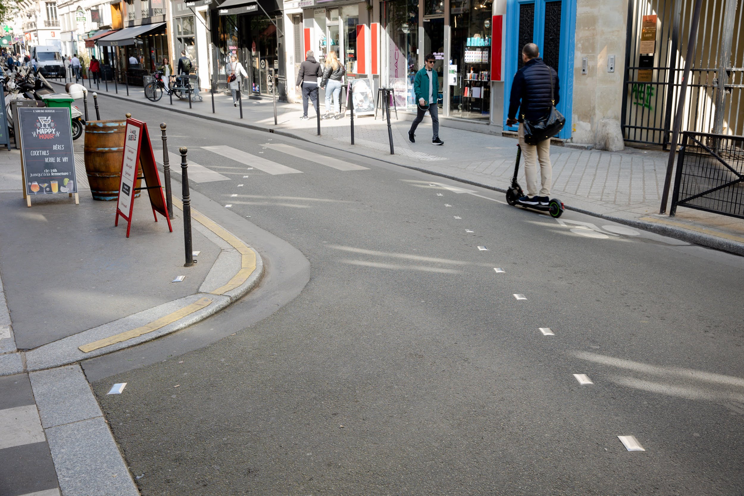Rue Rambuteau, l'enceinte Philippe Auguste est symbolisée directement sur la chaussée
