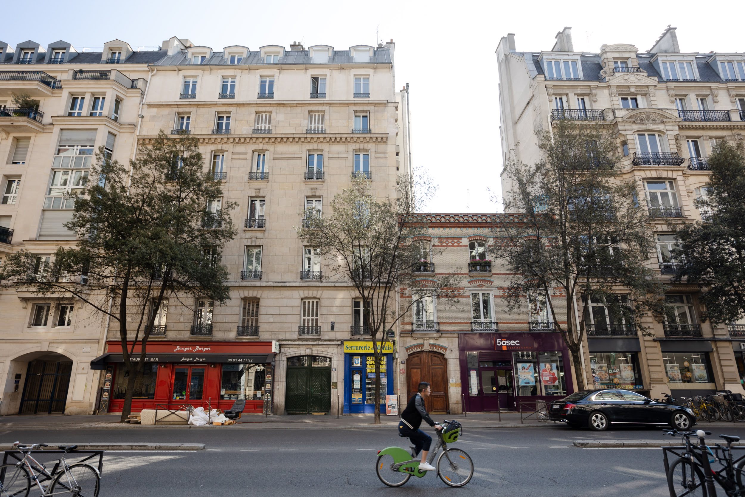 Tracé de l'enceinte remarquée par la présence d'un immeuble bien plus bas que ses deux voisins.