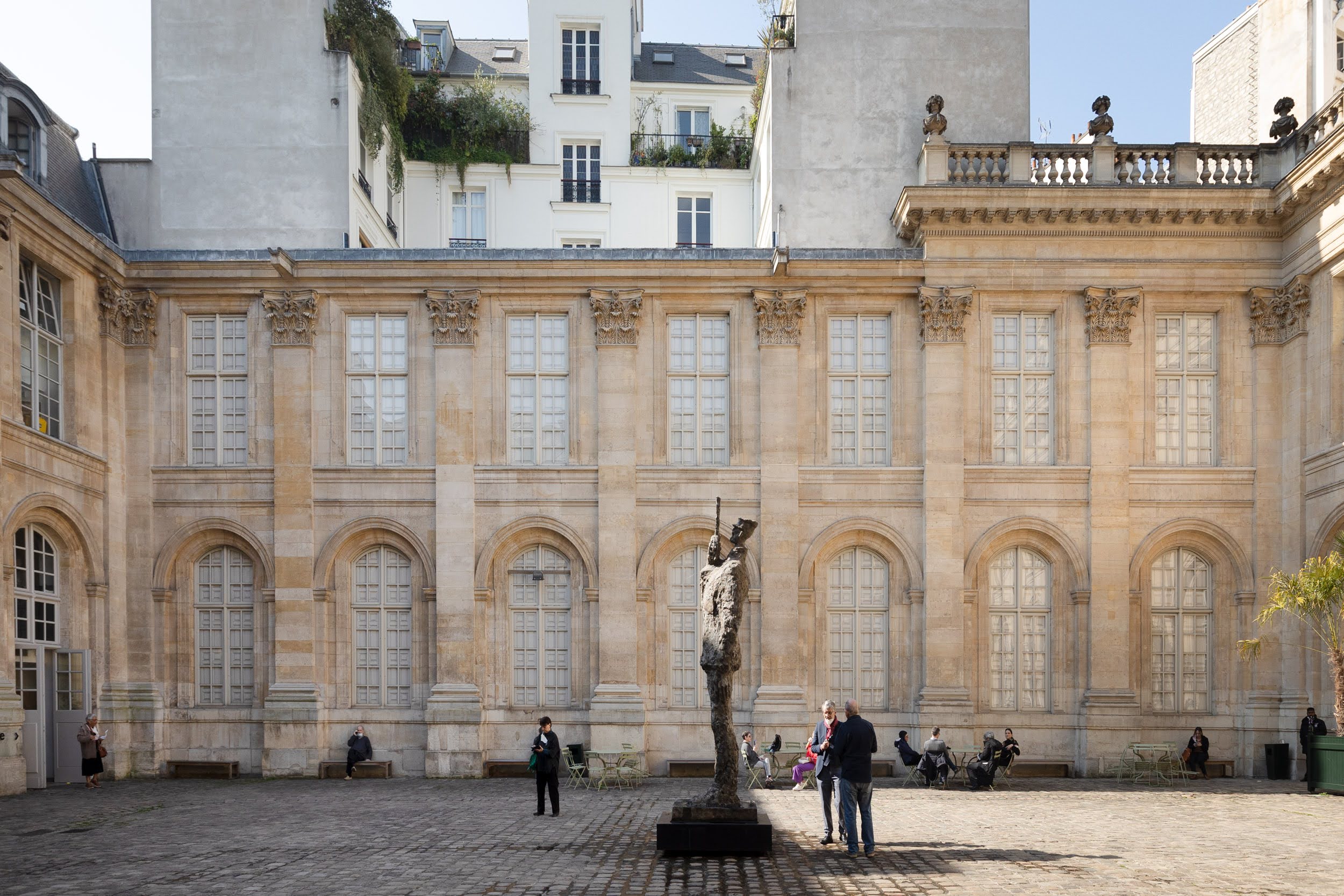 Vue sur la cour du musée d'art et d'histoire du judaïsme. Au fond de la cour, un mur en trompe l'oeil est en fait l'enceinte Philippe Auguste.