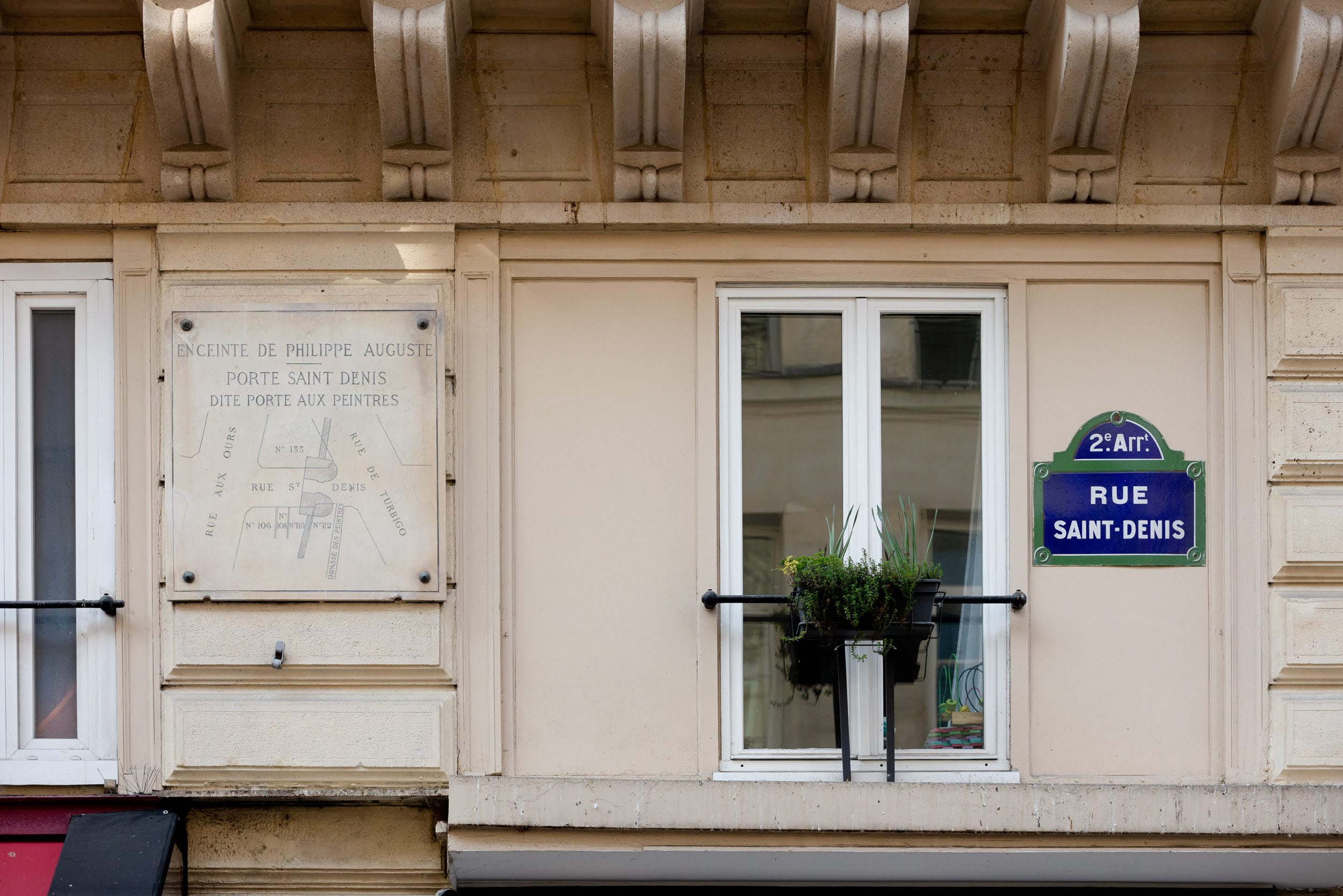 Plaque indiquant l'Ancien emplacement de la porte Saint-Denis près de l'allée aux peintres (Paris Centre)