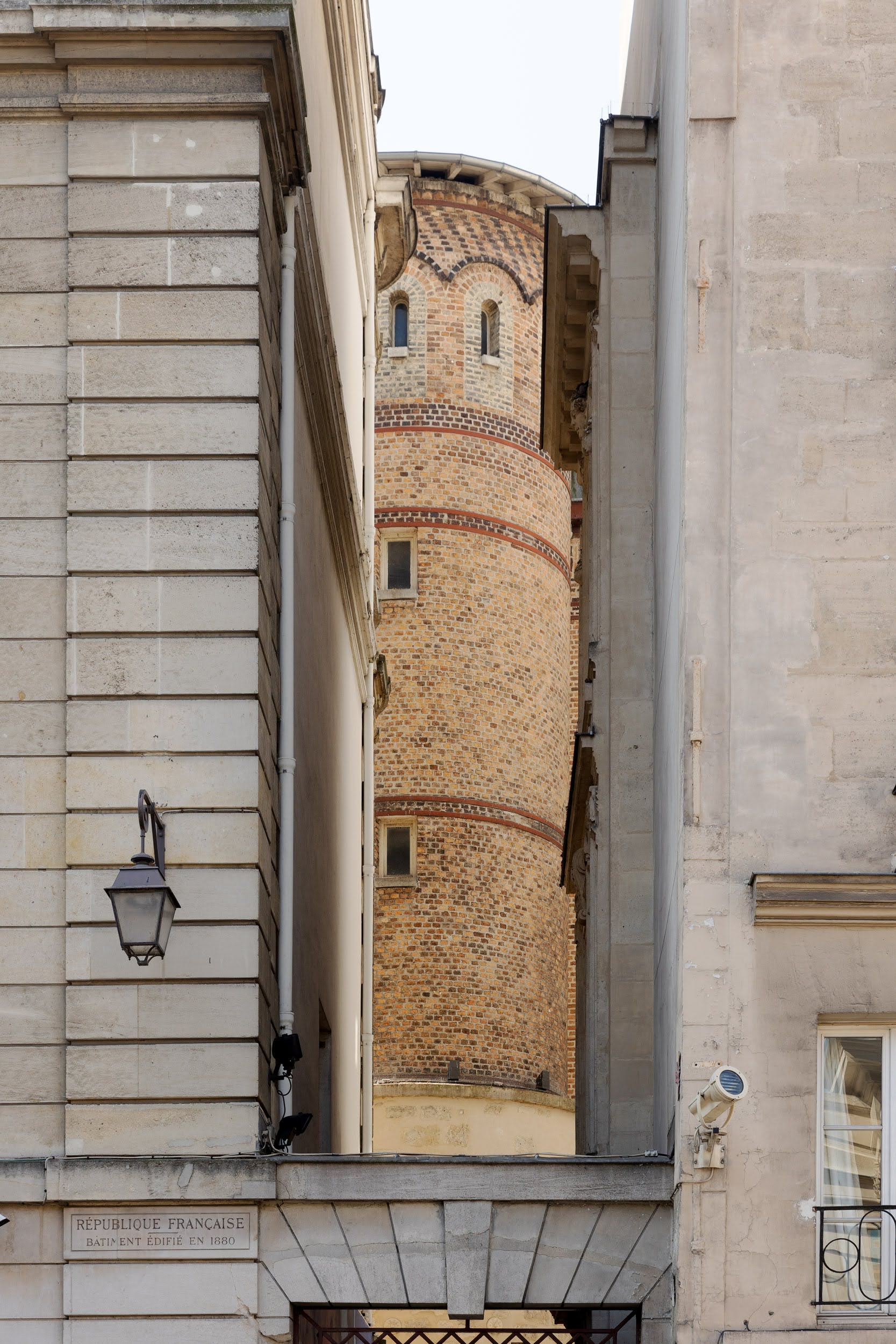 Ancienne tour de l'enceinte située près du Crédit municipal et surplombée par une tour en brique plus récente.
