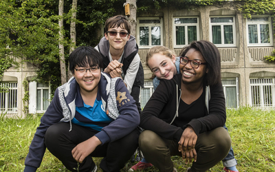 Collégiens devant le collège Pierre Mendès France (20e)