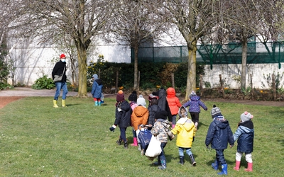 Enfants à l'extérieur avec leur professeur