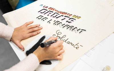 Affiche avec inscription "A la découverte des droits de l'enfant"