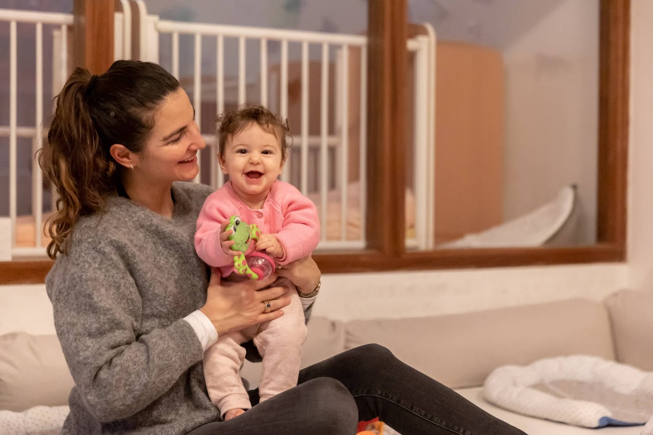 Mère avec son bébé dans les bras à la crèche
