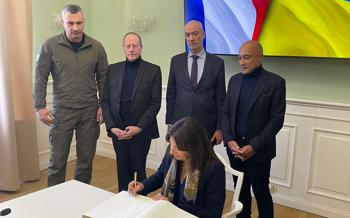 La Maire de Paris, s'est rendue à Kyiv (Kiev) le 9 février 2023 à la suite de l'invitation de Vitaly Klitschko, Maire de Kyiv (Kiev).