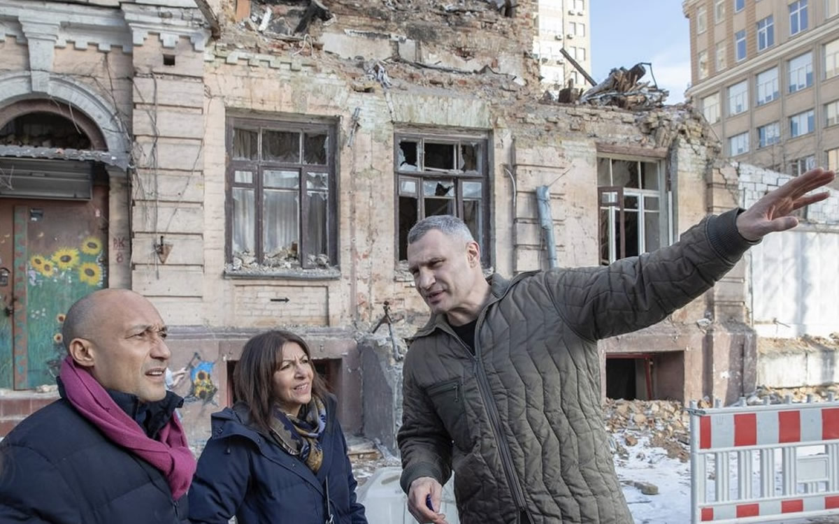La Maire de Paris, s'est rendue à Kyiv (Kiev) le 9 février 2023 à la suite de l'invitation de Vitaly Klitschko, Maire de Kyiv (Kiev).