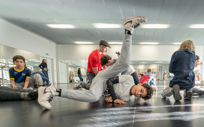 Atelier de breakdance pendant les Jeux sportifs scolaires au gymnase Auriol (8e)
